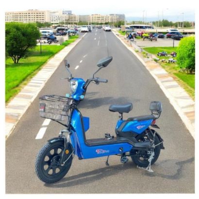 صورة دراجة كهربائية زرقاء بمقعدين سلة أمامية وشنطة توصيل خلفية